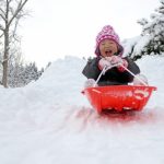 小さな子供の雪遊び、安全なソリの乗り方！