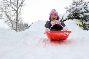 小さな子供の雪遊び、安全なソリの乗り方！